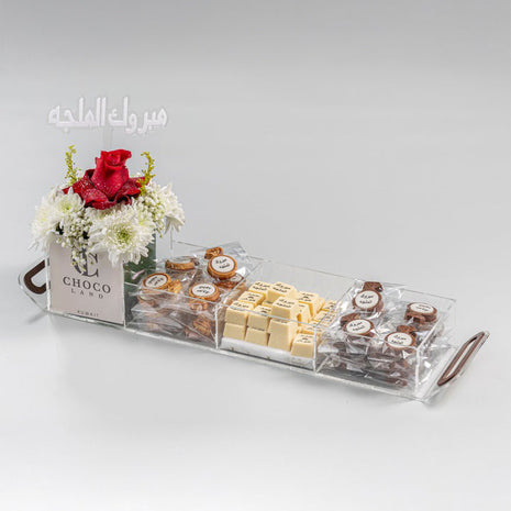 شوكولاتة مع ورد طبيعي وعبارة "مبروك الملجه"