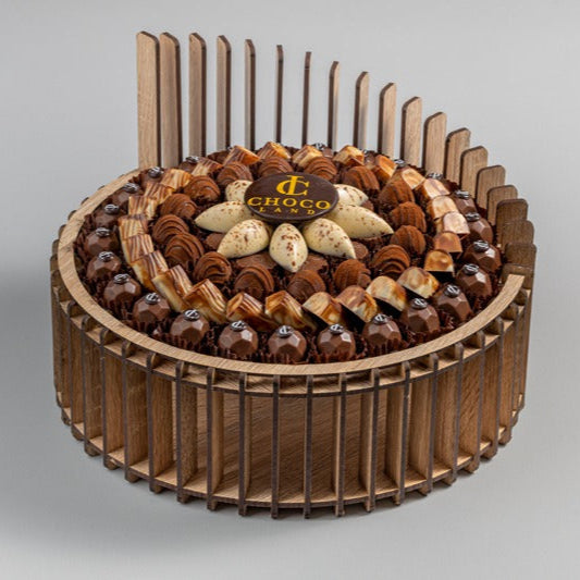 <h1 style=";text-align:right;direction:rtl">
<br><strong>سيمفونية من أناقة الشوكولاتة</strong>
</h1><h2 style=";text-align:right;direction:rtl">
<br> تحفة شوكولاتة رائعة تُحوّل أي لحظة إلى فخامة خالصة. مصنوعة من أجود أنواع الشوكولاتة السويسرية، ومُقدّمة في حامل خشبي فني - كل قضمة هي احتفال بالأناقة والبهجة.<br>
</h2><h4 style=";text-align:right;direction:rtl"> ⭐⭐⭐⭐⭐<br>
</h4><p style=";text-align:right;direction:rtl"><br></p>
